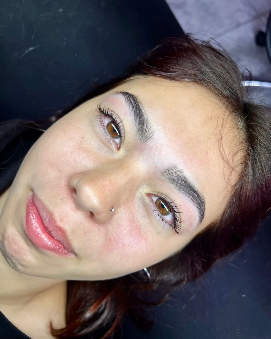 Clienta con lifting de pestañas y perfilado de cejas