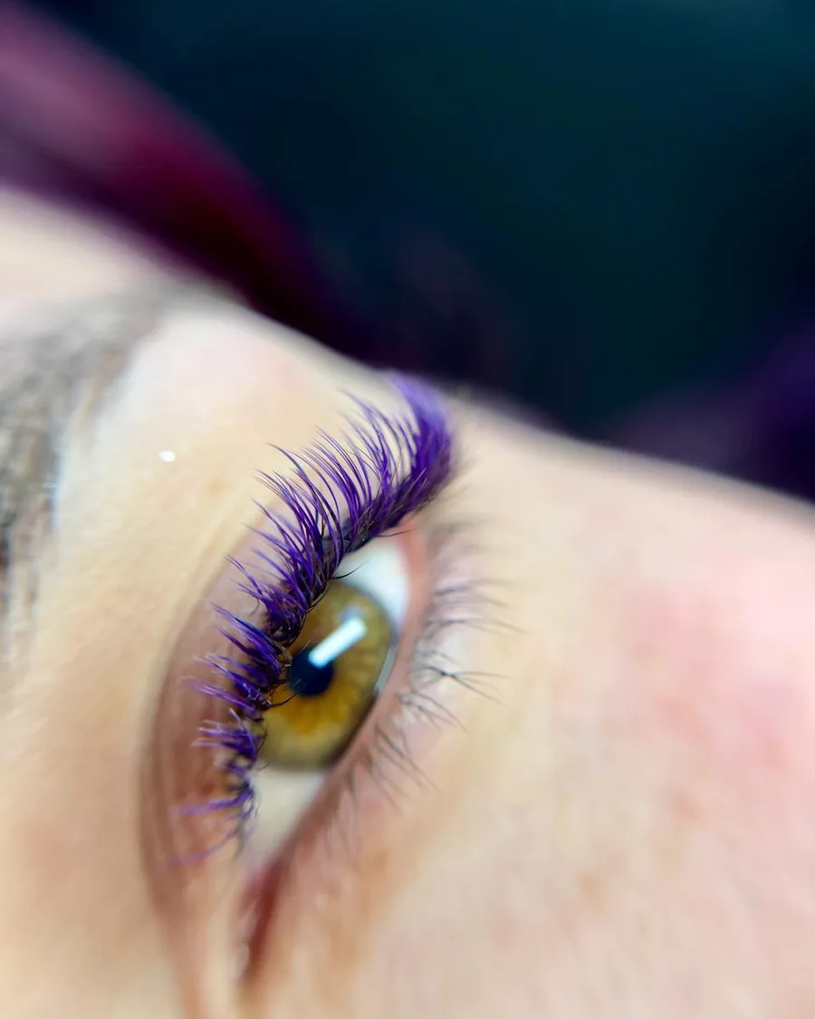 Extensiones de pestañas aplicadas con fibras de color violeta